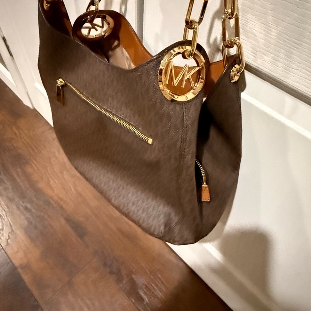 Michael Kors Lillie Large signature logo Brown Shoulder Bag with Gold Chains - Picture 6 of 8